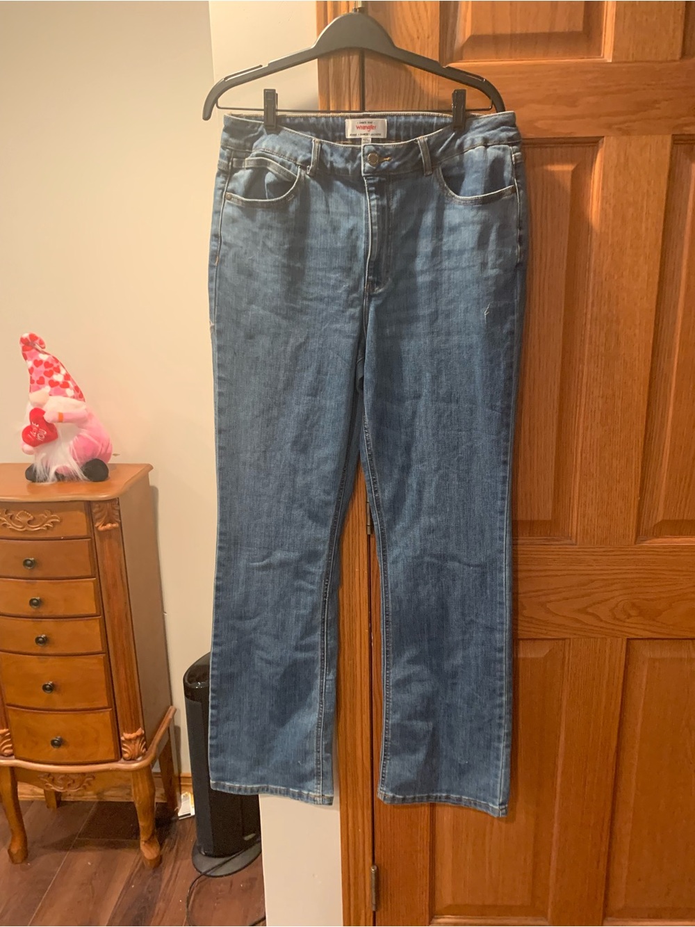 Wrangler Women’s Straight Leg Jeans in Classic Blue. Size 12/32